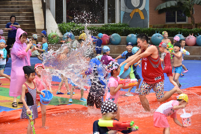 29 水浴游戏让幼儿乐此不疲.JPG