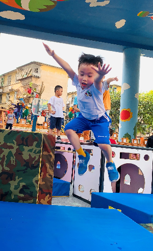 33 体能游戏区幼儿挑战自我,获得动作发展.JPG