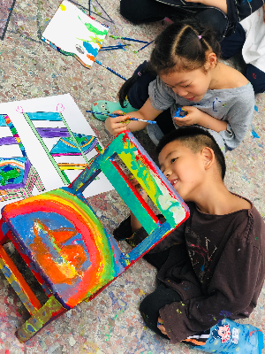 32 艺术创意区幼儿根据自己的设计图进行废旧物品的再创作.jpg