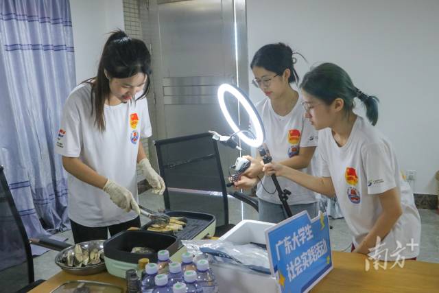 实践队员现场烹饪推介金鲳鱼。 梁伟烨 摄