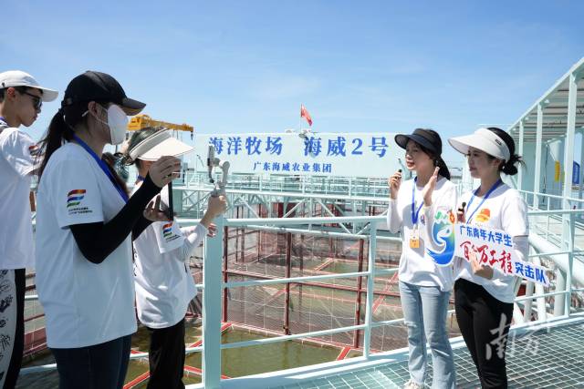 实践队员介绍“海威2号”养殖平台。 梁燕飞 摄