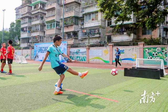 学生一展身手。 学生一展身手。