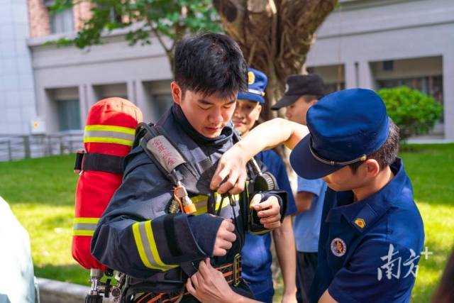 学生试穿消防战斗服。