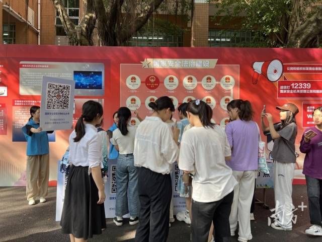 师生扫码关注国家安全部微信公众号。