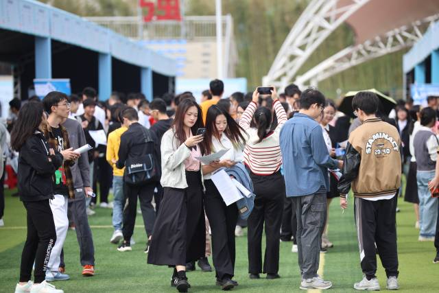 校园招聘会现场。 南方+ 关铭荣 拍摄