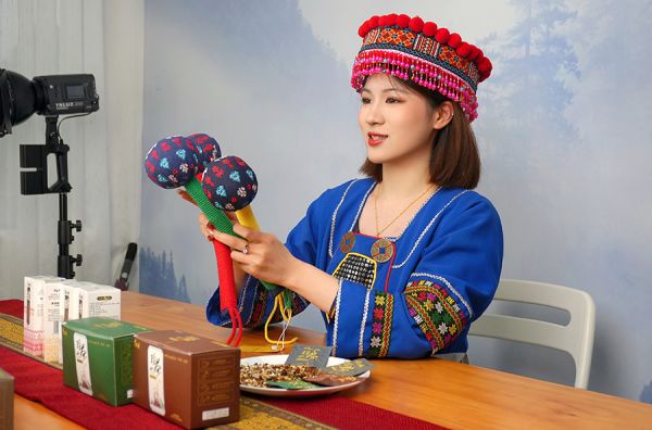 学生团队在乳源县开展直播助农