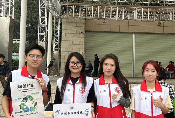 志愿服务团队在化龙镇开展环保宣讲