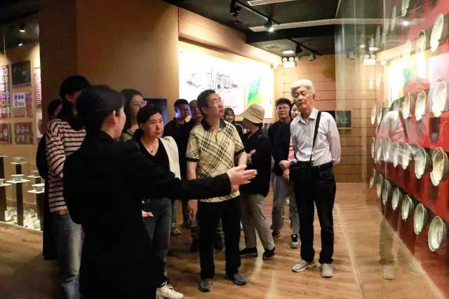 2024年3月,长江新闻与传播学院组织学界及业界专家学者参观南澳县博物馆,为当地文旅发展建言献策。 图片