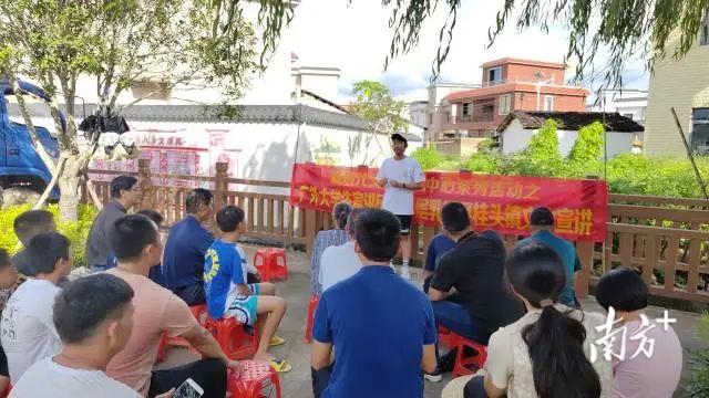 广外学生向乳源当地村民进行宣讲 图片