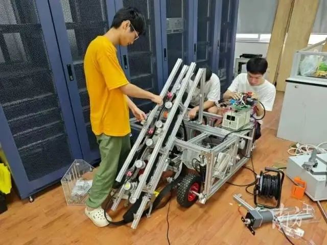 全自动萝卜采摘机器人由图纸走向现实。 图片