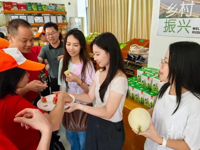 广州大学学生在为连樟村的瓜果产业做促销。 图片
