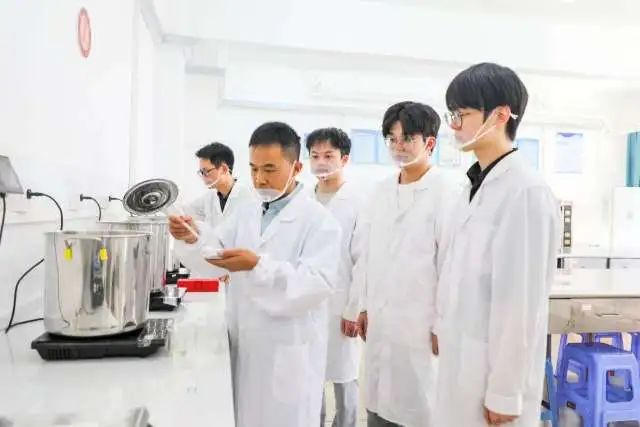 韶关学院师生开展科研工作 图片