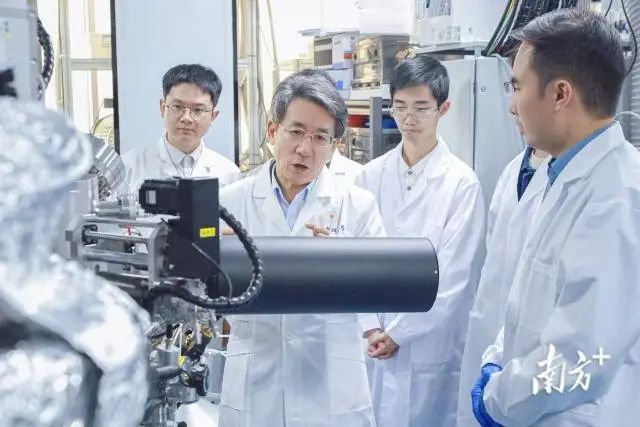 中国科学院院士、南方科技大学校长薛其坤带领团队开展科研工作 图片